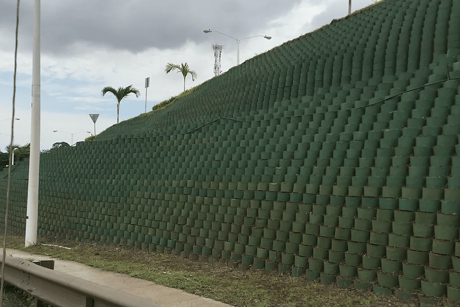 Large-Scale Retaining Wall Design Ideas - Featured Image